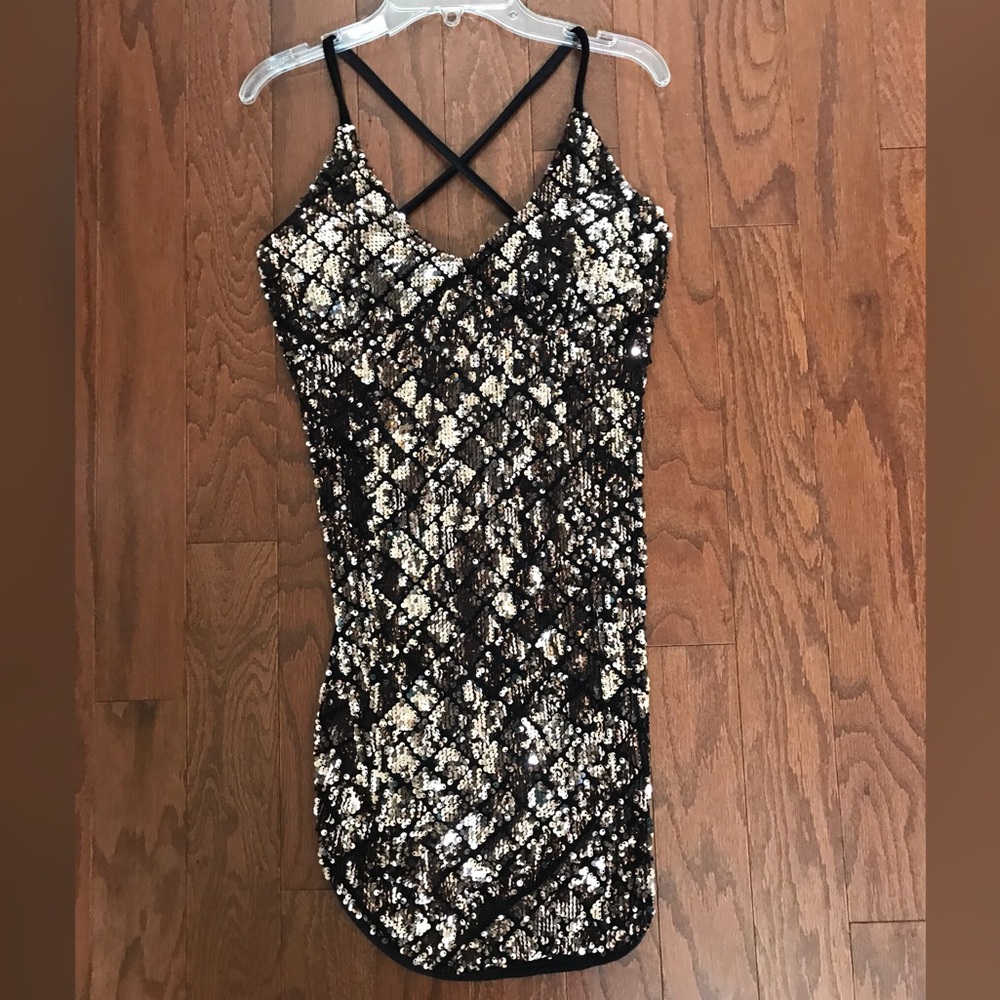 Black velvet and sequins fitted dress!